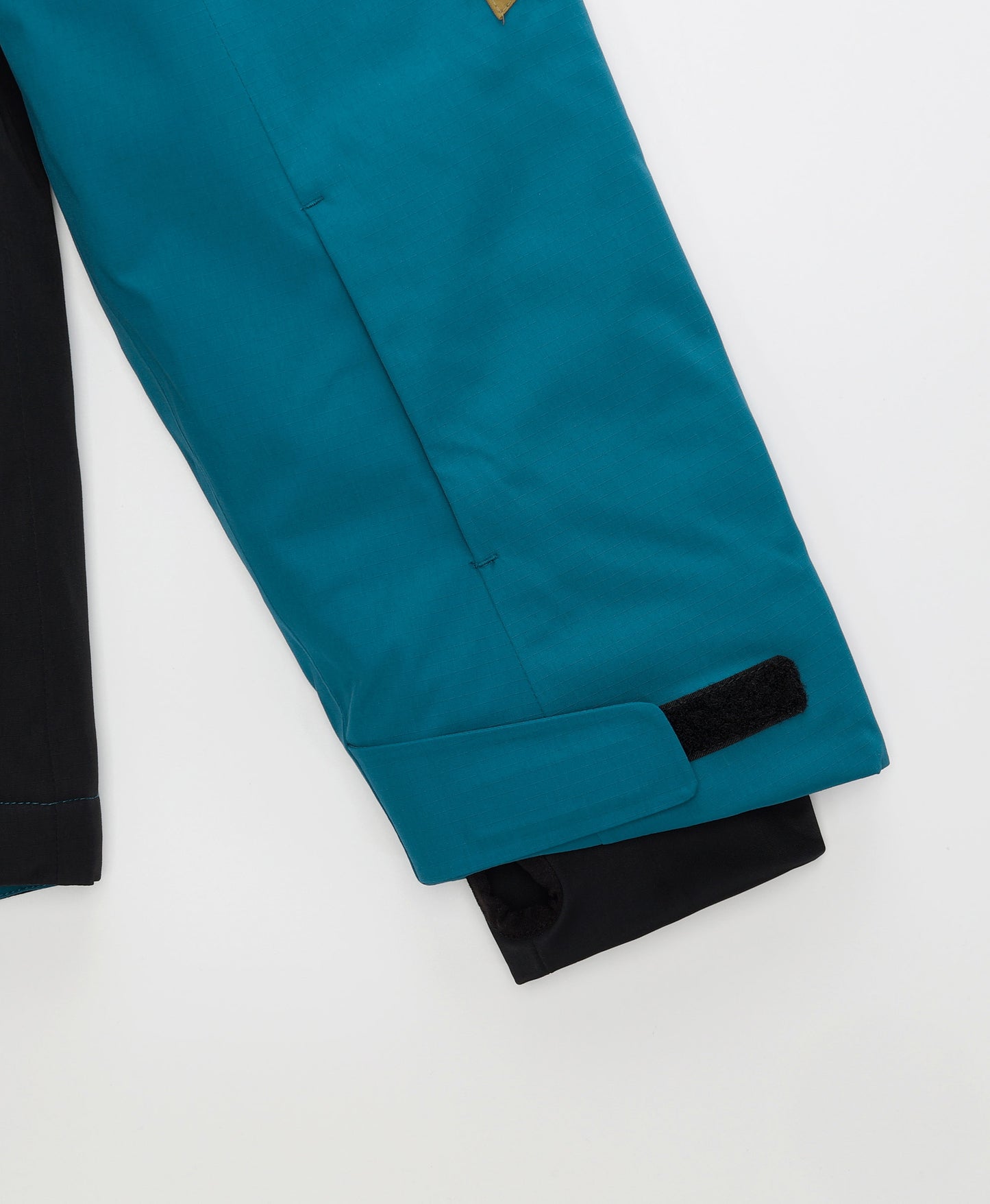 Ergonomically designed sleeves and stretchy knit